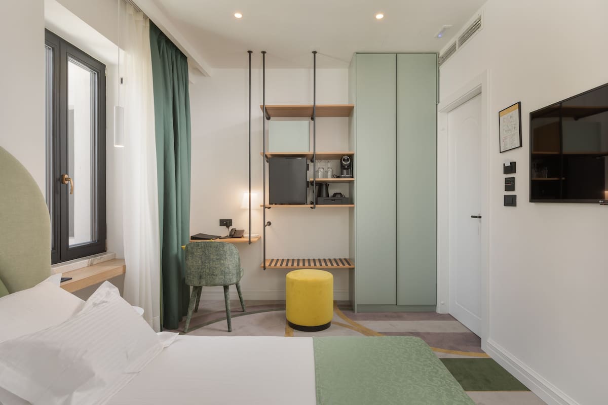Een minibar, een kluis op de kamer, een bureau, verduisterende gordijnen