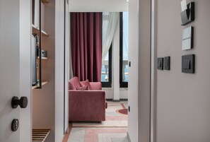 Gallery vierpersoonskamer | Een minibar, een kluis op de kamer, individueel gedecoreerd