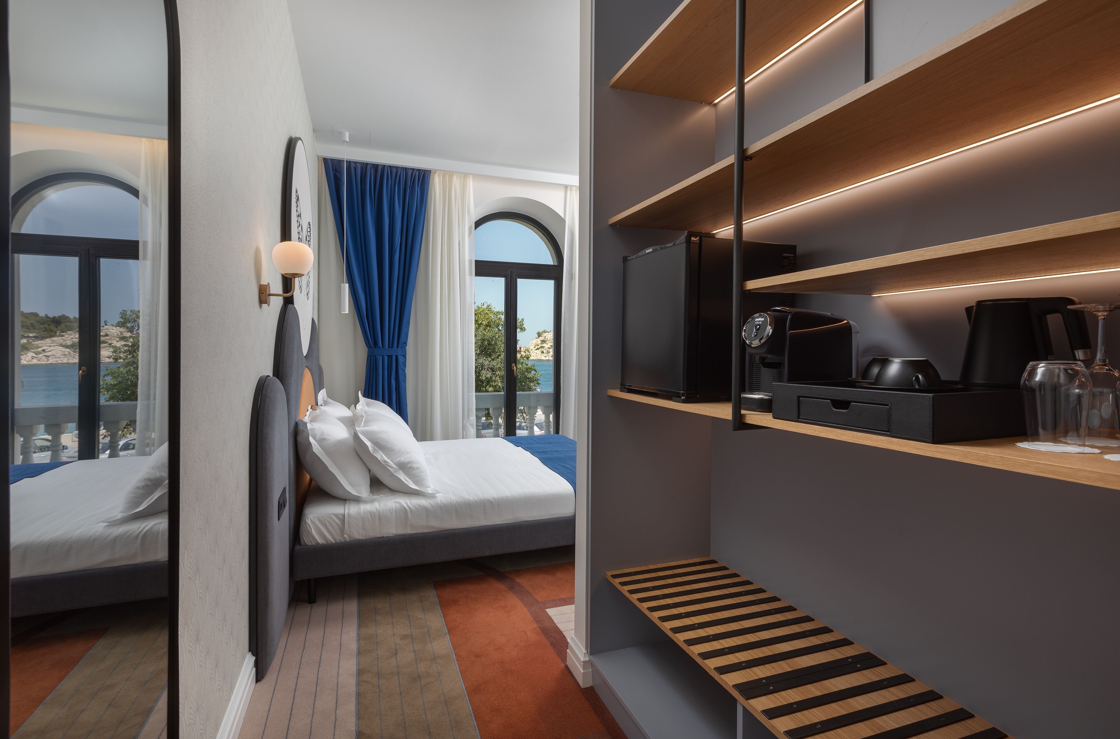 Minibar, coffres-forts dans les chambres, bureau, rideaux occultants