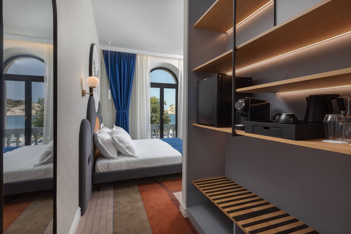Een minibar, een kluis op de kamer, een bureau, verduisterende gordijnen