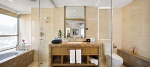 Designer-Toilettenartikel, Haartrockner, Bademäntel, Hausschuhe