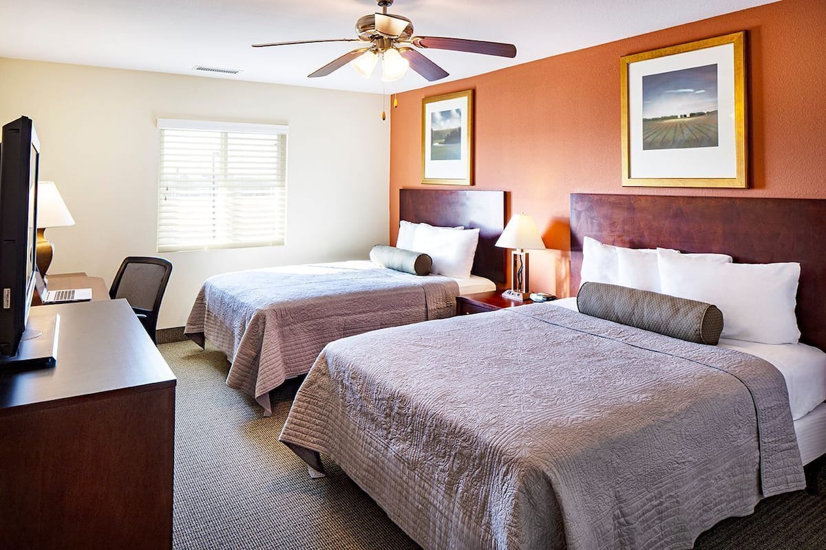 1 Schlafzimmer, hochwertige Bettwaren, Tempur-Pedic-Betten, Schreibtisch
