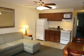Full-sized fridge, microwave, stovetop, coffee/tea maker - Affordable Suites Augusta (Augusta)