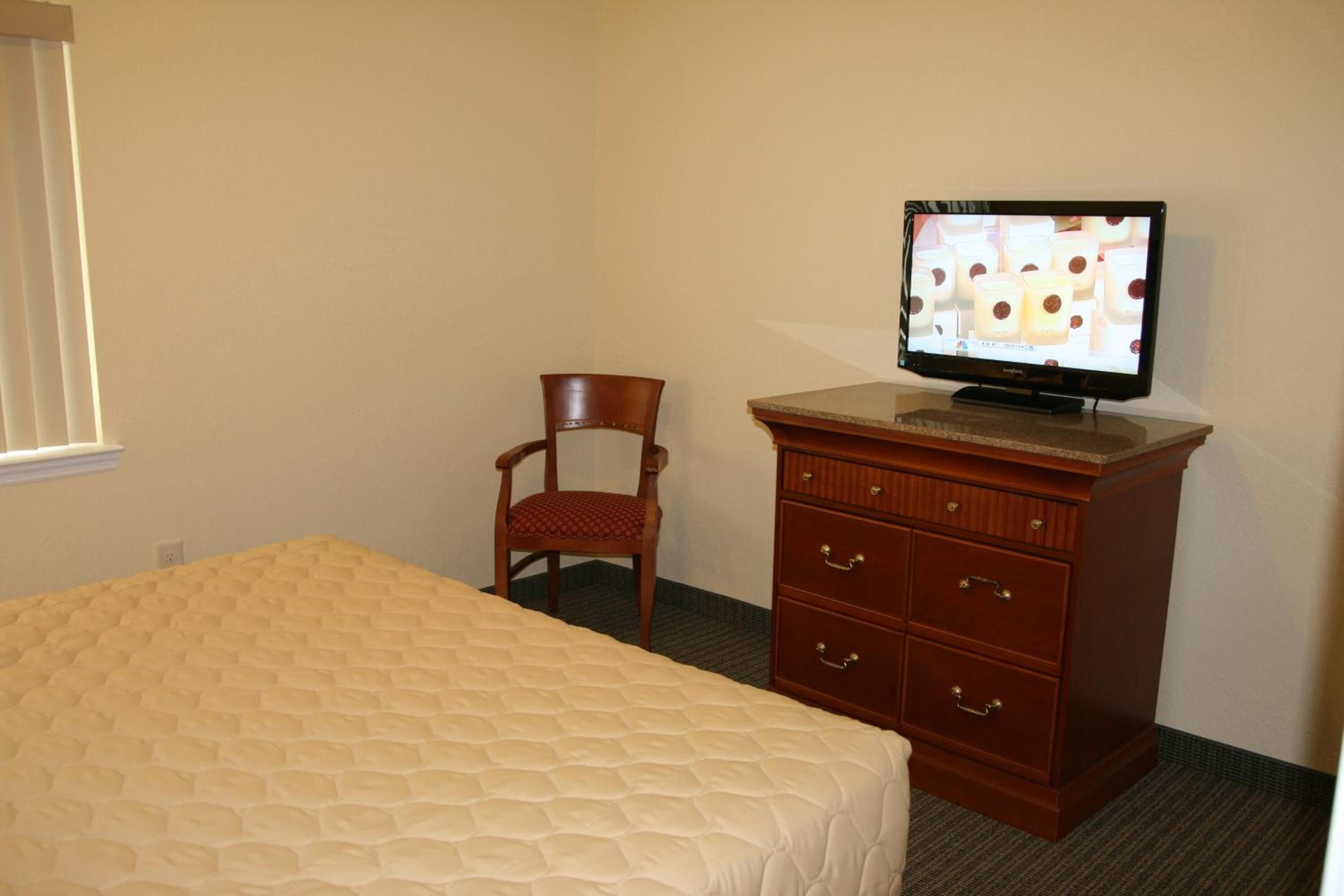 premium bedding, tempur-pedic beds, desk, free wifi
