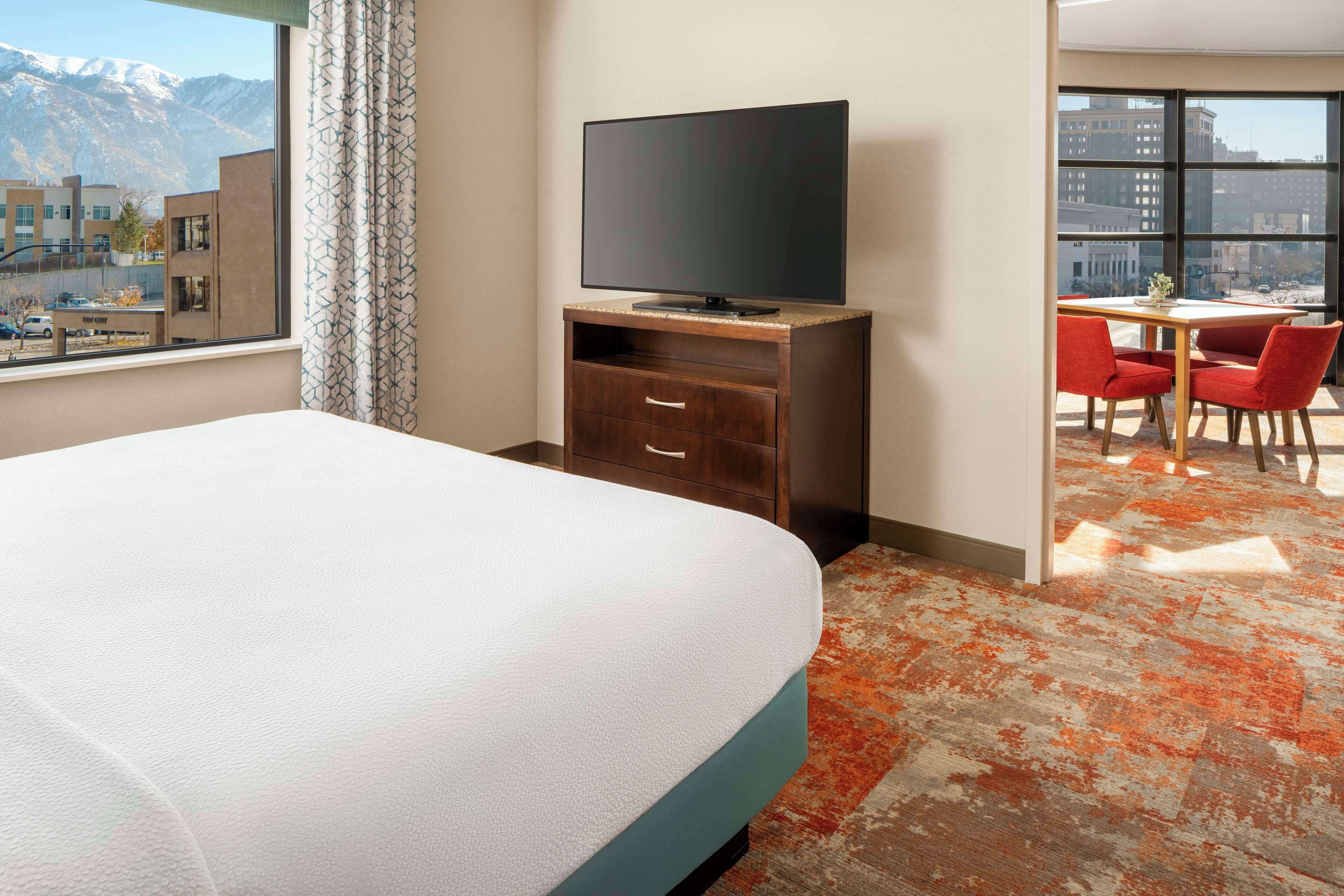 1 bedroom, down duvets, desk, laptop workspace