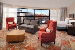 Cubrecamas, escritorio y espacio para trabajar con laptop 