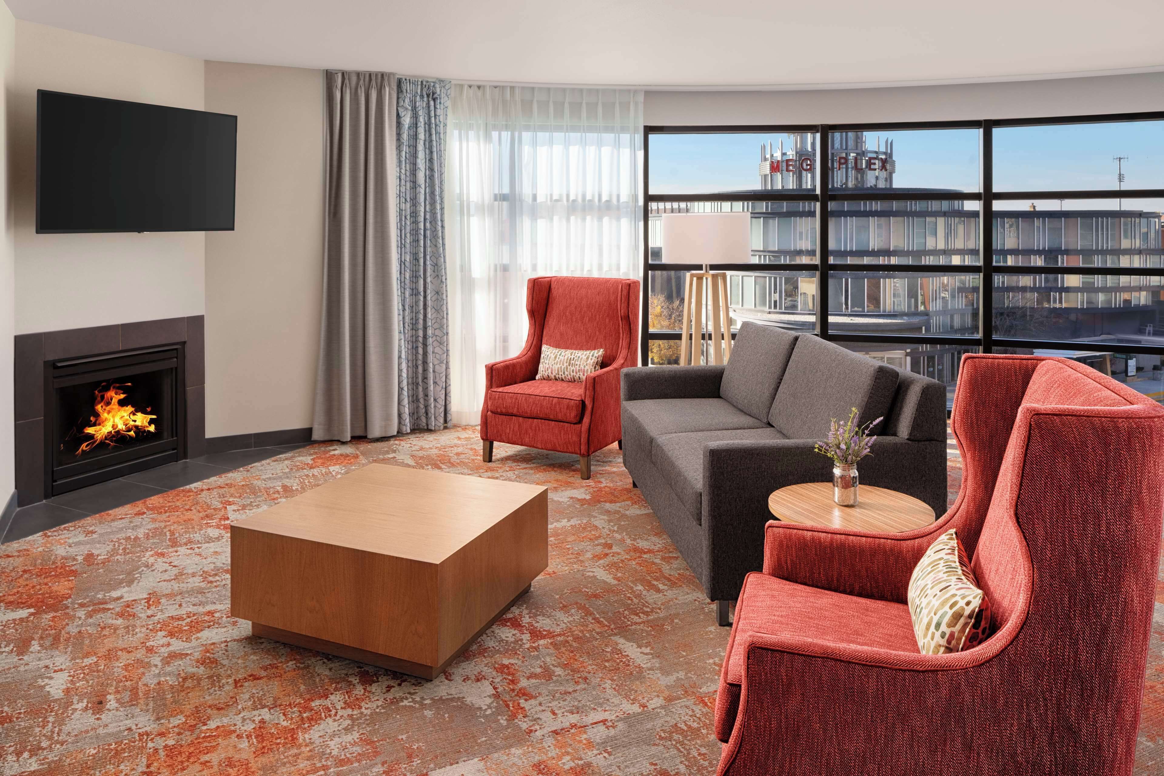 40-inch lcd tv with cable channels, tv, mp3 dock