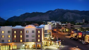 A Hilton Garden Inn with a modern design, located in a town with mountains in the background. - Hilton Garden Inn Ogden UT (Ogden)