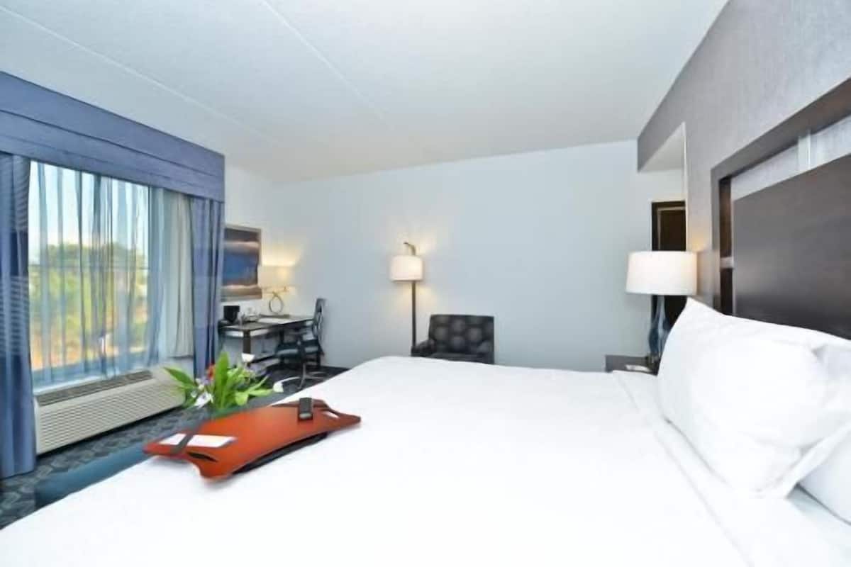 Ropa de cama de alta calidad, colchones con pillow-top y escritorio