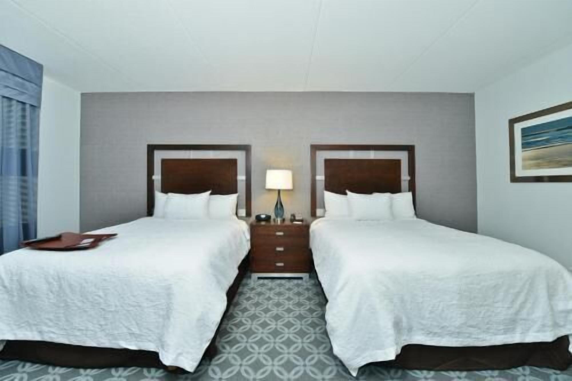 Ropa de cama de alta calidad, colchones con pillow-top y escritorio 