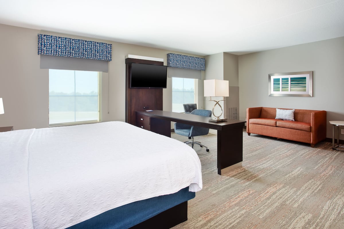 1 bedroom, premium bedding, pillowtop beds, desk