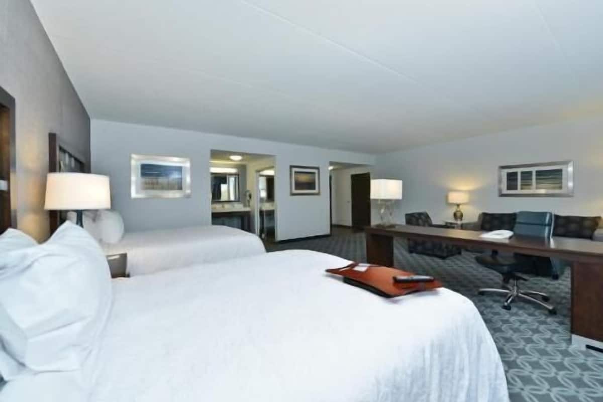 Ropa de cama de alta calidad, colchones con pillow-top y escritorio