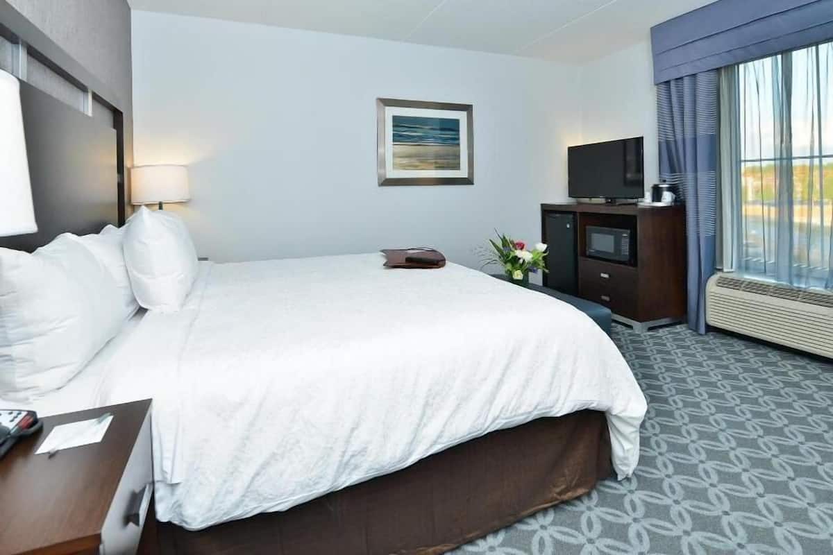 Ropa de cama de alta calidad, colchones con pillow-top y escritorio