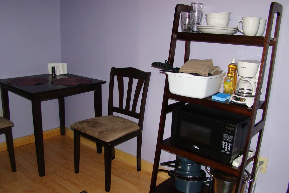 Cabane Classique, 1 grand lit | Coin cuisine privé | Réfrigérateur, micro-ondes, cafetiÚre/bouilloire