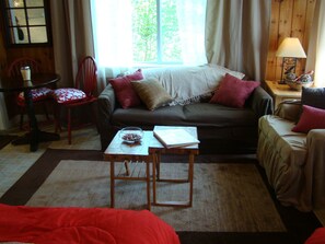 Living area - Bay Leaf Cottages & Bistro (Lincolnville)