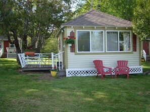 Exterior - Bay Leaf Cottages & Bistro (Lincolnville)