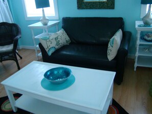 Family Apartment | Living room - Bay Leaf Cottages & Bistro (Lincolnville)