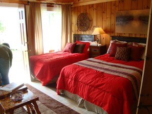 เคบินสำหรับครอบครัว, หลายเตียง | เครื่องนอนป้องกันสารก่อภูมิแพ้, ห้องพักตกแต่งอย่างมีเอกลักษณ์