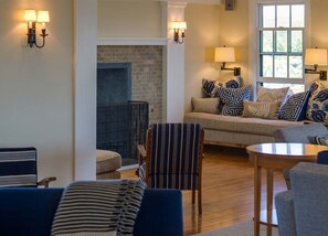 Living room - Weekapaug Inn (Westerly)