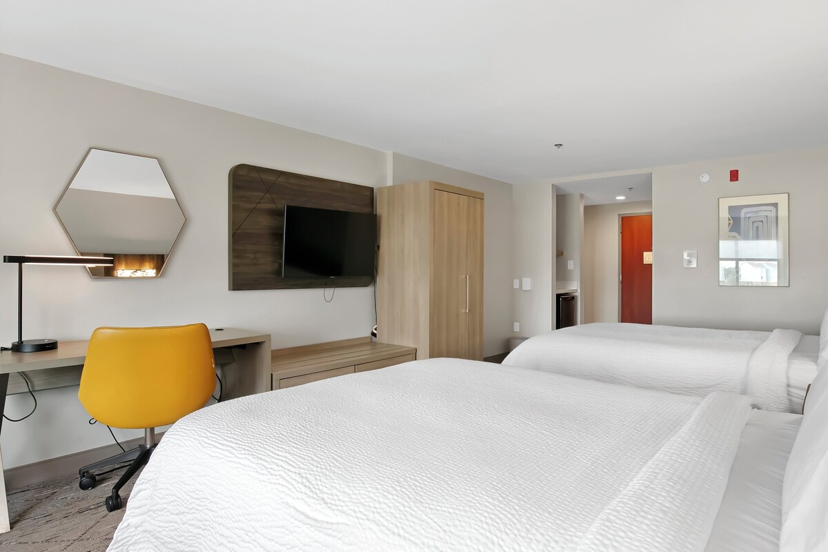 Standard Room, 2 Queen Beds | Premium bedding, in-room safe, desk, iron/ironing board