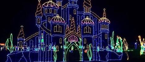 Una estructura que recuerda a un castillo, iluminada con luces multicolores.