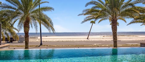 Piscine extérieure, parasols de plage, chaises longues