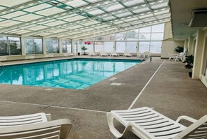 Una piscina cubierta