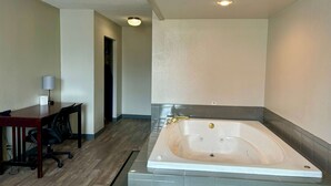 Studio Suite, 1 Tempat Tidur King, Bebas Asap Rokok, jet tub | Meja kerja, ruang kerja ramah laptop, dan tirai kedap cahaya