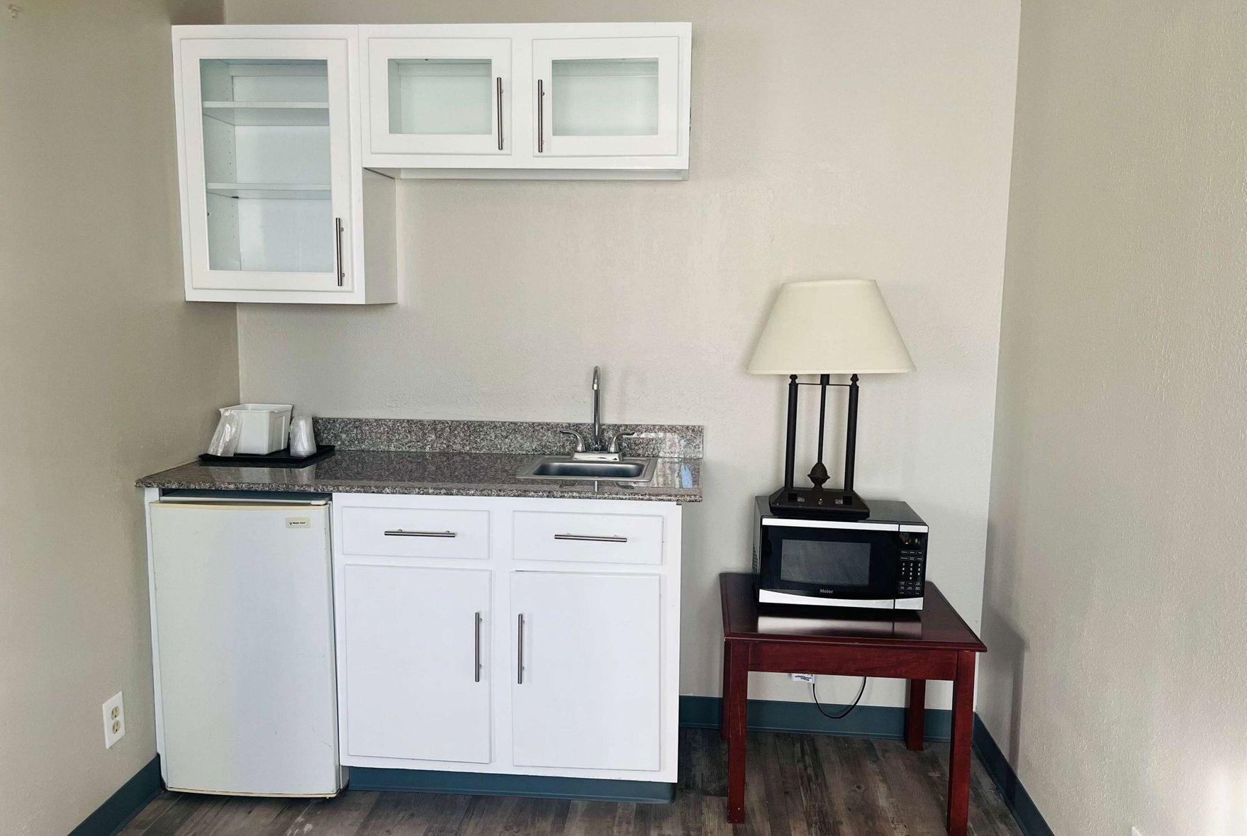 Cocina privada | Refrigerador, microondas y cafetera y tetera 