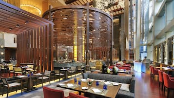 Daily buffet breakfast (CNY 161 per person)