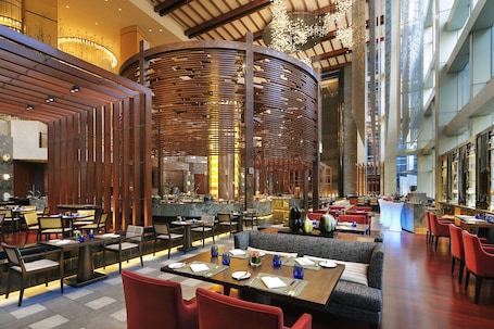 Daily buffet breakfast (CNY 161 per person)