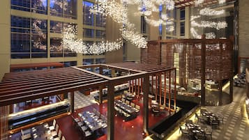 7 restaurantes; se sirven desayunos y cocina local e internacional