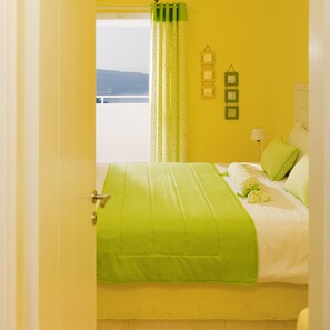 Premium bedding, memory-foam beds, in-room safe, soundproofing - Senses Boutique Hotel (Santorini)