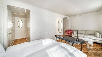 Hochwertige Bettwaren, Zimmersafe, Schreibtisch, schallisolierte Zimmer