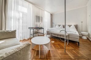 Hochwertige Bettwaren, Zimmersafe, Schreibtisch, schallisolierte Zimmer