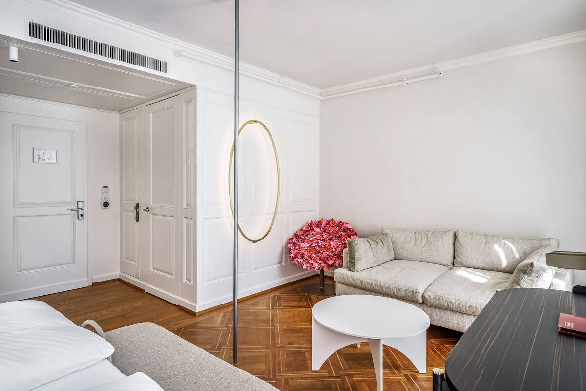 premium bedding, in-room safe, desk, soundproofing