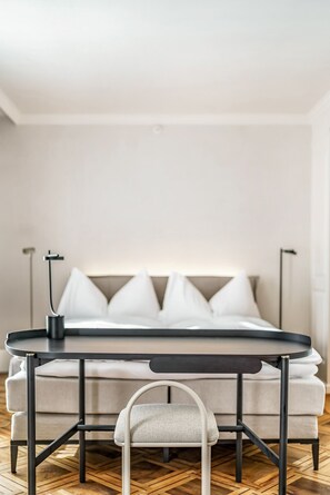 Hochwertige Bettwaren, Zimmersafe, Schreibtisch, schallisolierte Zimmer