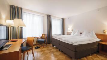 Ropa de cama de alta calidad y caja de seguridad en la habitación