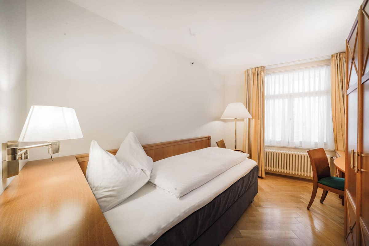 Chambre Simple, 1 lit une place | Literie de qualité supérieure, coffres-forts dans les chambres, bureau