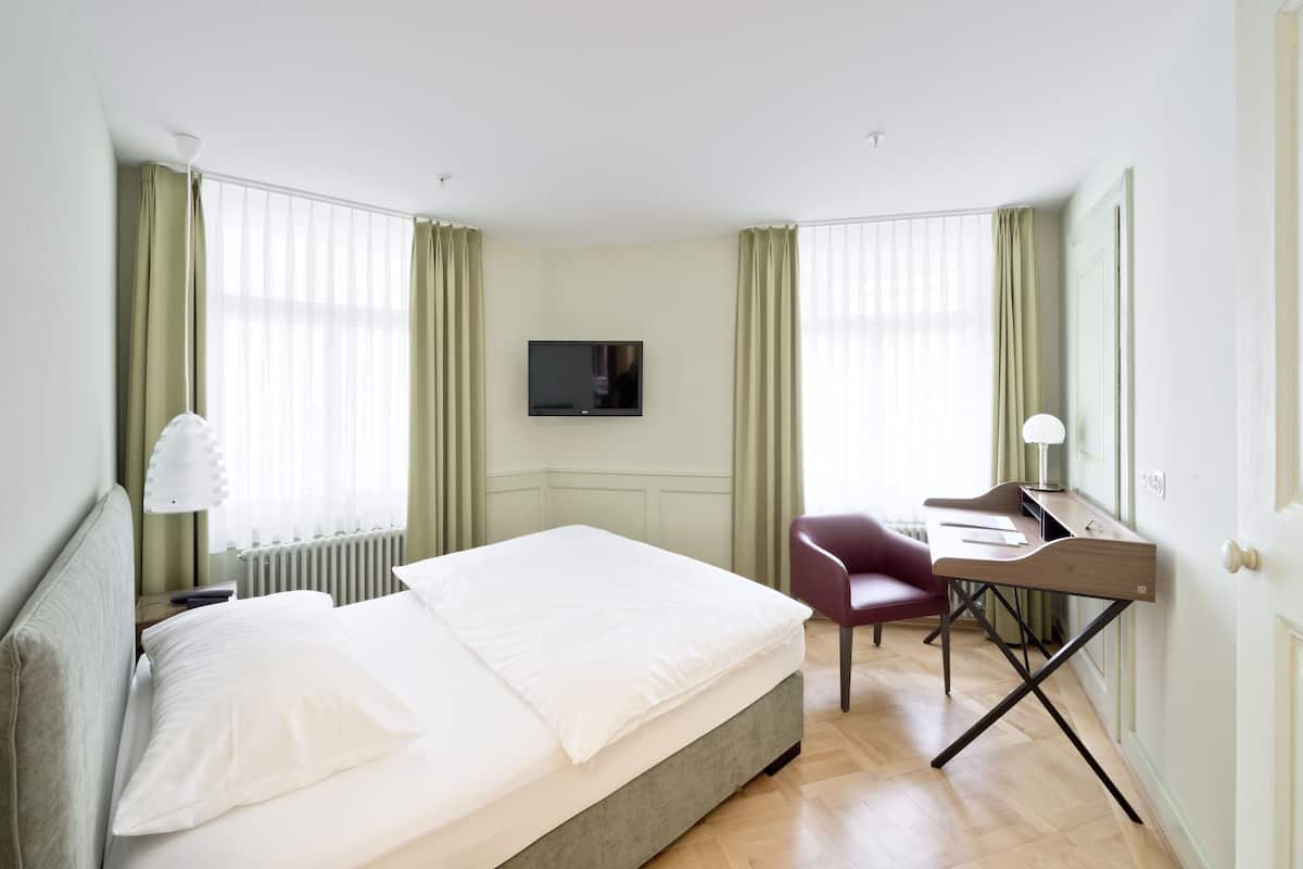 double room, 1 queen bed | premium bedding, in-room safe, desk, soundproofing