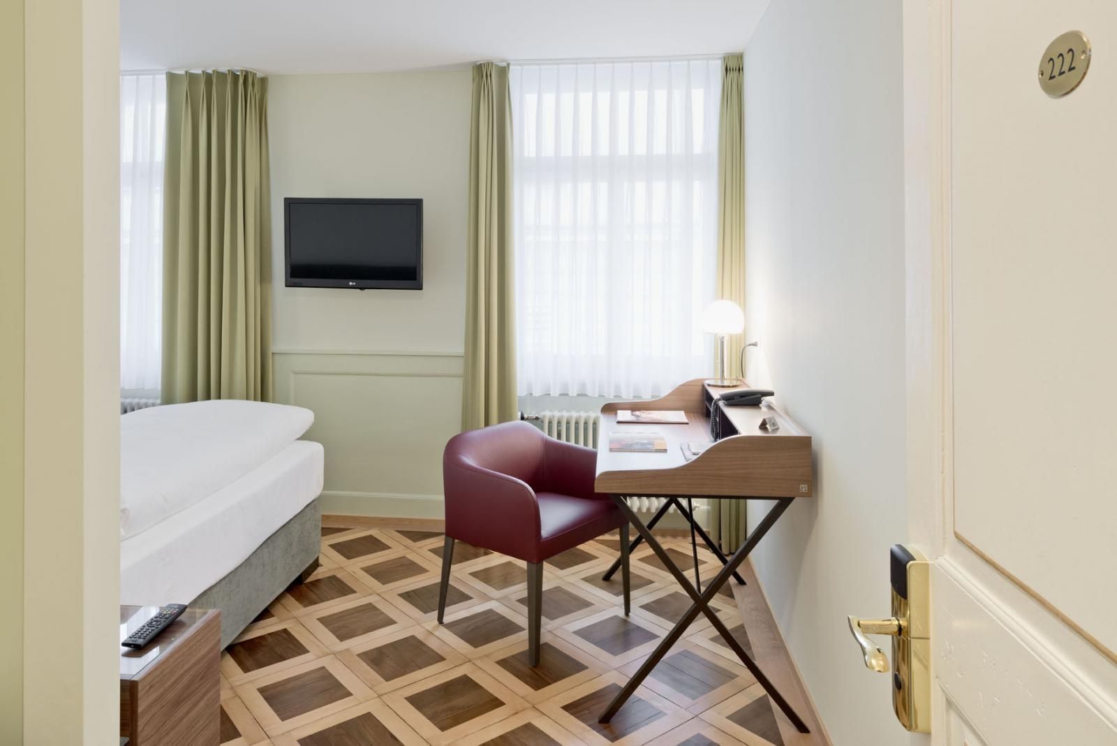 double room, 1 queen bed | premium bedding, in-room safe, desk, soundproofing