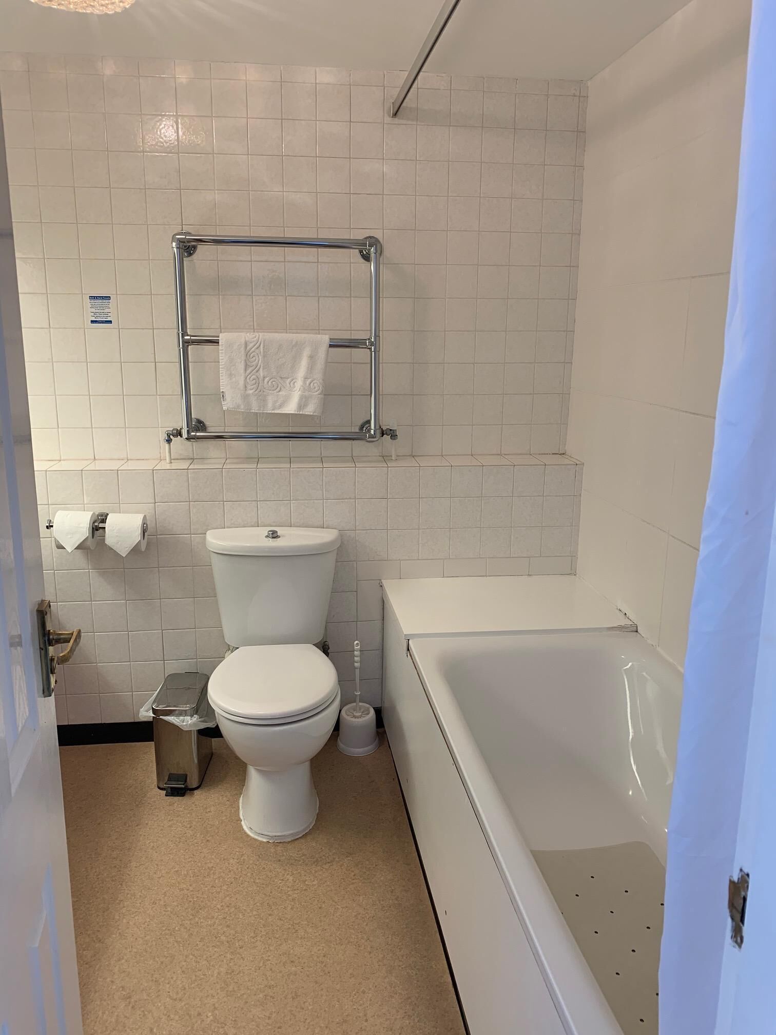 Un baño con inodoro, bidé y bañera.