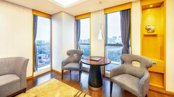 LIA! PLUS SUITE | Premium bedding, down comforters, pillowtop beds, minibar