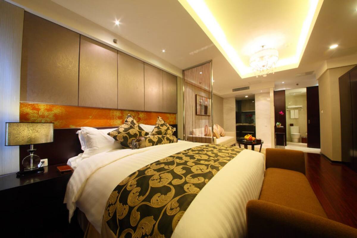 Seprai premium, minibar, brankas, dan meja kerja