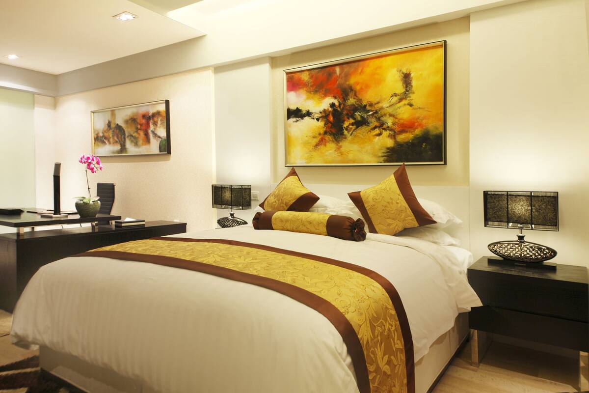 Seprai premium, minibar, brankas, dan meja kerja