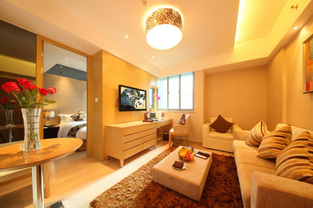 Suite Deluks | Seprai premium, minibar, brankas, dan meja kerja