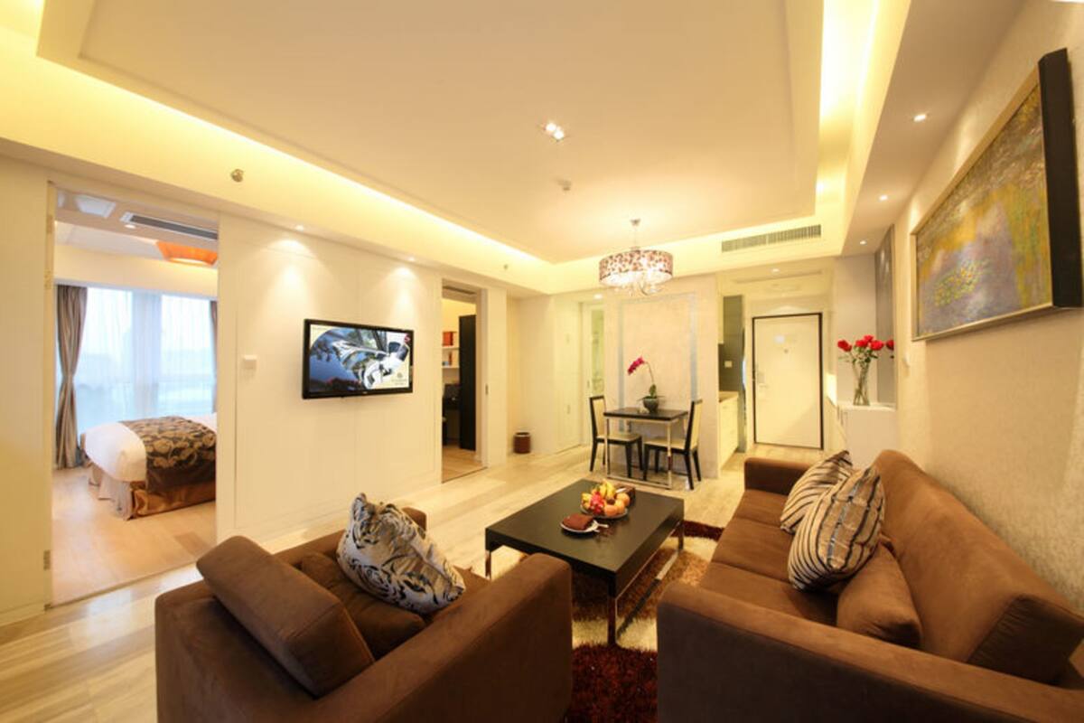 Suite | Seprai premium, minibar, brankas, dan meja kerja