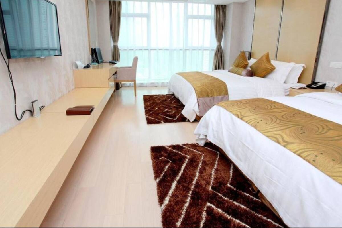 Seprai premium, minibar, brankas, dan meja kerja