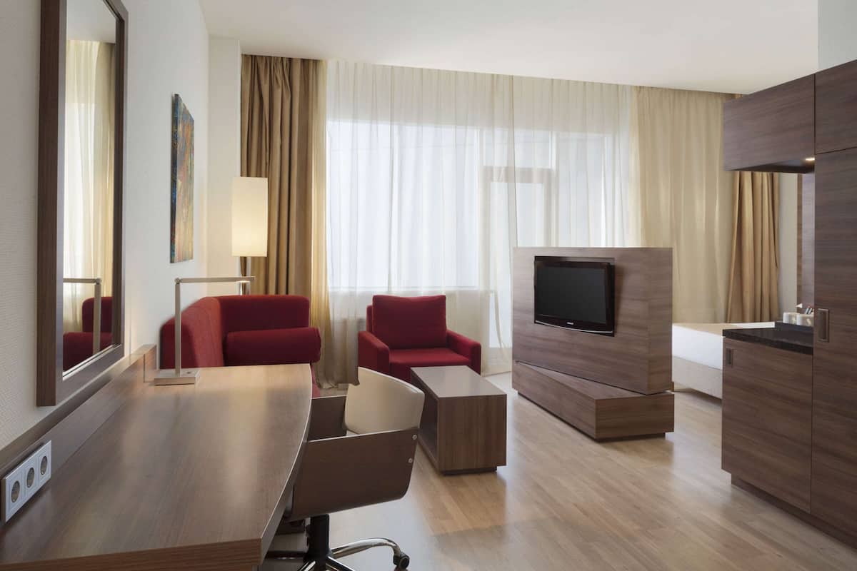 Standardzimmer, 1 Queen-Bett, barrierefrei | Zimmersafe, Schreibtisch, Verdunkelungsvorhänge, schallisolierte Zimmer
