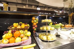 Colazione a buffet, servita tutte le mattine (12 EUR a persona) 